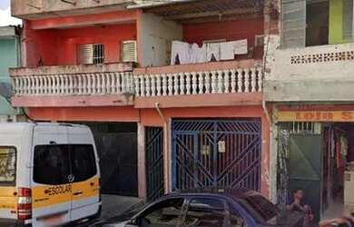 Imagem: A casa possui 3 Dormitórios, 2 Banheiros, 1 Vaga na garagem