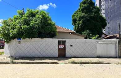 Imagem: A casa possui 3 Dormitórios, 3 Banheiros, 4 Vagas na garagem