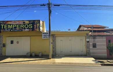 Imagem: A casa possui 3 Dormitórios, 2 Banheiros, 4 Vagas na garagem