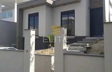 Imagem: A casa possui 4 Dormitórios, 3 Banheiros, 2 Vagas na garagem