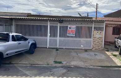 Imagem: A casa possui 3 Dormitórios, 2 Banheiros, 2 Vagas na garagem