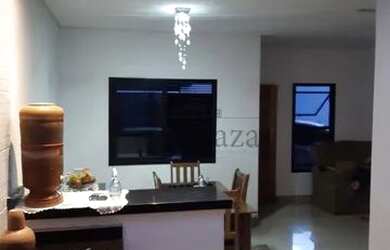 Imagem: A casa possui 3 Dormitórios, 2 Banheiros, 4 Vagas na garagem