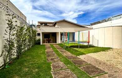 Imagem: A casa possui 3 Dormitórios, 1 Banheiro, 3 Vagas na garagem