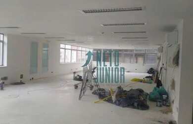 Imagem: O depósito possui 2 Vagas na garagem, 180m² de Área e está