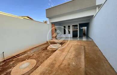 Imagem: A casa possui 2 Dormitórios, 1 Banheiro, 2 Vagas na garagem