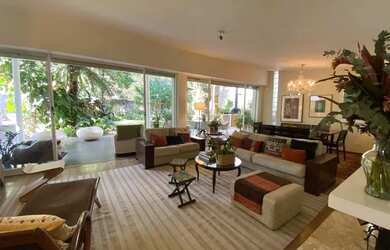 Imagem: A casa possui 3 Dormitórios, 5 Banheiros, 4 Vagas na garagem