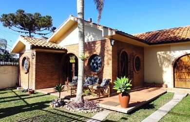 Imagem: A casa possui 4 Dormitórios, 3 Banheiros, 5 Vagas na garagem