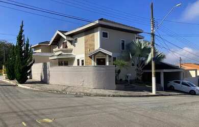 Imagem: A casa em condomínio possui 4 Dormitórios, 4 Banheiros, 2
