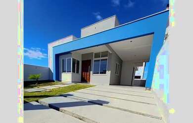 Imagem: A casa possui 3 Dormitórios, 2 Banheiros, 1 Vaga na garagem