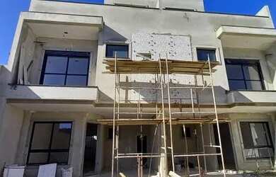 Imagem: A casa possui 3 Dormitórios, 3 Banheiros, 2 Vagas na garagem