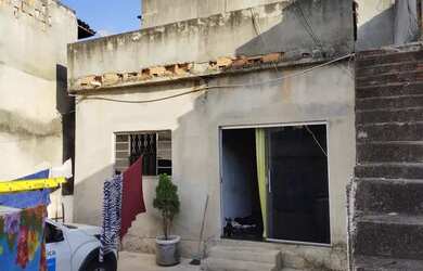 Imagem: A casa possui 3 Dormitórios, 1 Banheiro, 3 Vagas na garagem