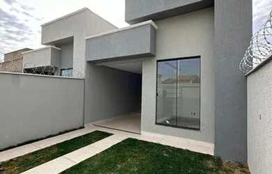 Imagem: A casa possui 3 Dormitórios, 2 Banheiros, 2 Vagas na garagem