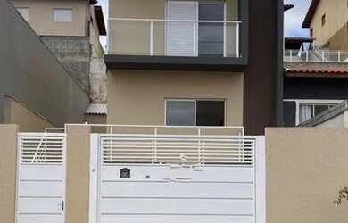 Imagem: A casa possui 3 Dormitórios, 2 Banheiros, 2 Vagas na garagem