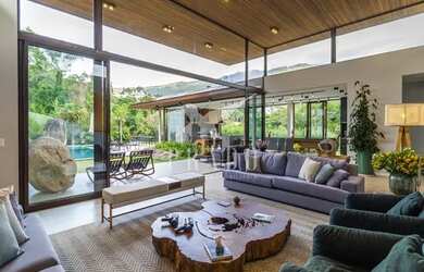 Imagem: A casa em condomínio possui 4 Dormitórios, 5 Banheiros, 3