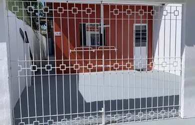 Imagem: A casa possui 2 Dormitórios, 1 Banheiro e 1 Vaga na garagem