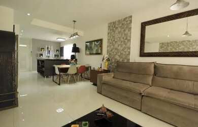 Imagem: A casa possui 4 Dormitórios, 1 Banheiro, 1 Vaga na garagem