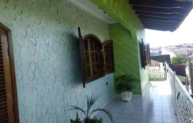 Imagem: A casa possui 3 Dormitórios, 2 Banheiros, 2 Vagas na garagem