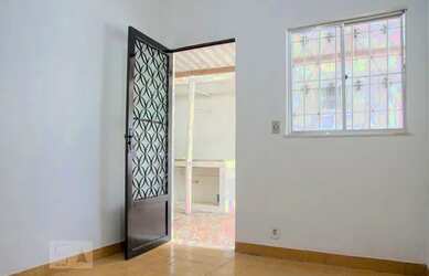 Imagem: A casa possui 1 Dormitório, 1 Banheiro, 1 Vaga na garagem