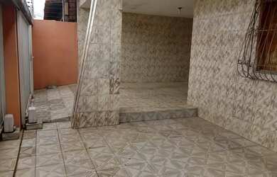 Imagem: A casa possui 3 Dormitórios, 2 Banheiros, 2 Vagas na garagem