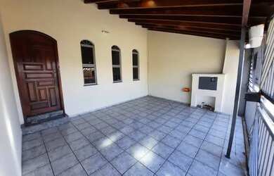 Imagem: A casa possui 3 Dormitórios, 2 Banheiros, 2 Vagas na garagem