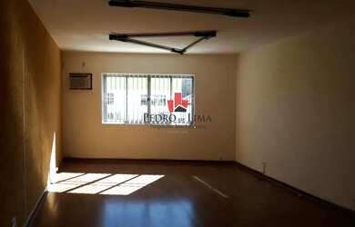 Imagem: O depósito possui 2 Vagas na garagem e 480m² de Área e está