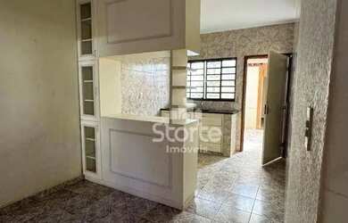 Imagem: A casa possui 3 Dormitórios, 2 Banheiros, 280m² de Área e