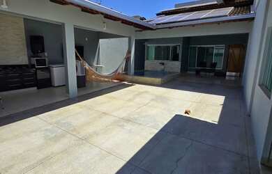 Imagem: A casa possui 3 Dormitórios, 3 Banheiros, 4 Vagas na garagem