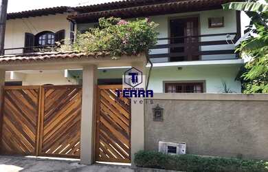 Imagem: A casa possui 3 Dormitórios, 2 Banheiros, 2 Vagas na garagem