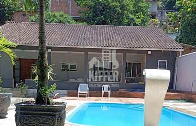 Imagem: A casa possui 4 Dormitórios, 1 Banheiro, 5 Vagas na garagem