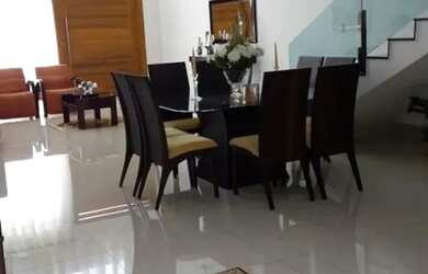 Imagem: A casa possui 1 Dormitório, 5 Banheiros, 2 Vagas na garagem