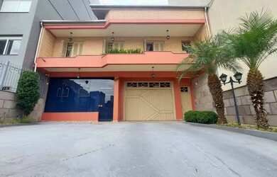 Imagem: A casa possui 4 Dormitórios, 4 Banheiros, 3 Vagas na garagem