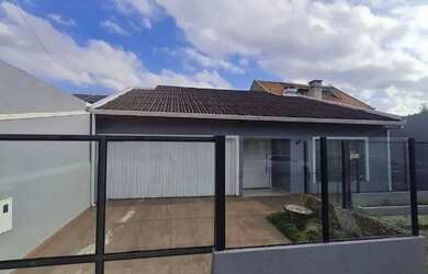 Imagem: A casa possui 4 Dormitórios, 3 Banheiros, 4 Vagas na garagem