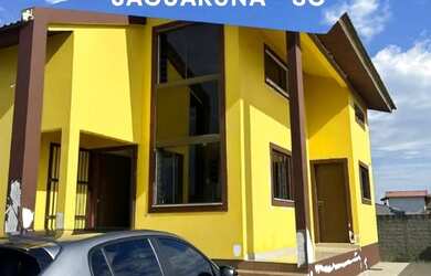 Imagem: A casa possui 3 Dormitórios, Acomodam 6 pessoas, 3 Vagas na