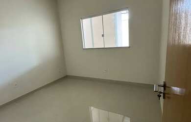 Imagem: A casa possui 3 Dormitórios, 2 Banheiros, 4 Vagas na garagem