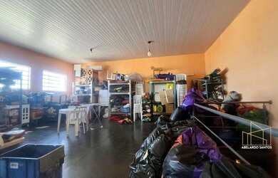 Imagem: O depósito possui 3 Vagas na garagem, 160m² de Área e está