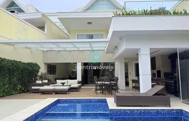 Imagem: A casa em condomínio possui 4 Dormitórios, 4 Banheiros e 380m²