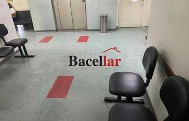 Imagem: O depósito possui 5 Vagas na garagem e 435m² de Área e está