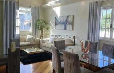 Imagem: A casa possui 3 Dormitórios, 2 Banheiros, 4 Vagas na garagem