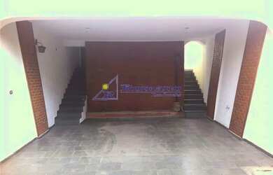 Imagem: O depósito possui 3 Vagas na garagem, 327m² de Área e está