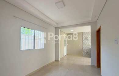 Imagem: A casa possui 3 Dormitórios, 2 Banheiros, 2 Vagas na garagem