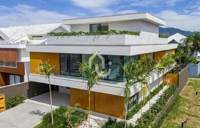 Imagem: A casa em condomínio possui 5 Dormitórios, 5 Banheiros, 4