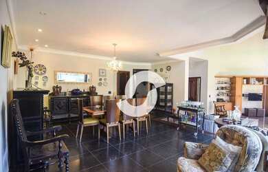 Imagem: A casa possui 5 Dormitórios, 3 Banheiros, 2 Vagas na garagem