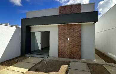 Imagem: A casa possui 2 Dormitórios, 1 Banheiro, 2 Vagas na garagem