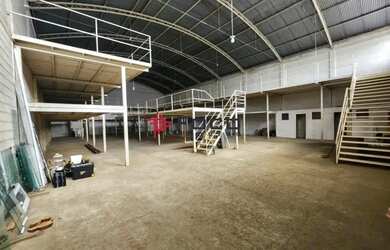 Imagem: O depósito possui 5 Vagas na garagem, 850m² de Área e está