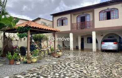 Imagem: A casa possui 4 Dormitórios, 5 Banheiros, 3 Vagas na garagem