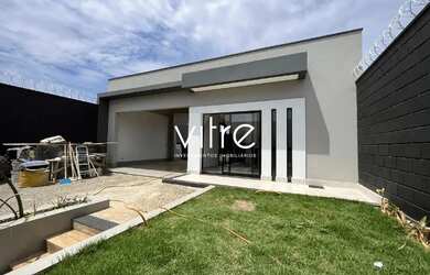 Imagem: A casa possui 3 Dormitórios, 2 Banheiros, 3 Vagas na garagem