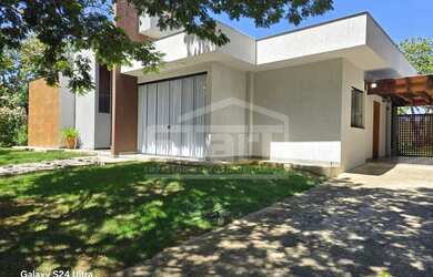 Imagem: A casa em condomínio possui 4 Dormitórios, 3 Banheiros, 4