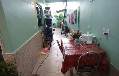 Imagem: A casa possui 2 Dormitórios, 1 Banheiro, 2 Vagas na garagem