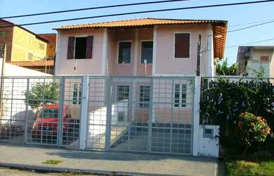 Imagem: A casa possui 2 Dormitórios, 2 Banheiros, 2 Vagas na garagem