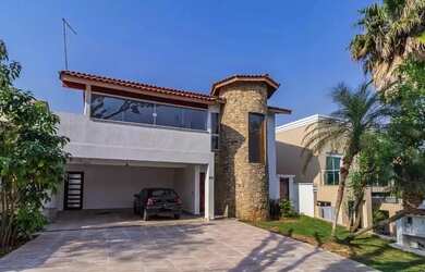 Imagem: A casa em condomínio possui 4 Dormitórios, 5 Banheiros, 4